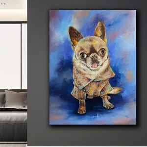 Könnte beinhalten: Ölgemälde eines Chihuahua-Hundes mit einem gemusterten Mantel vor blauem Hintergrund. Der Hund hat braunes und hellbraunes Fell, große Augen und seine Zunge ist leicht sichtbar. Das Kunstwerk wird an einer Wand ausgestellt.