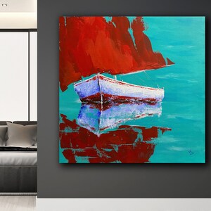 Könnte beinhalten: Abstrakte Malerei eines weißen Segelbootes mit rotem Segel auf türkisfarbenem Hintergrund. Die Spiegelung des Bootes ist im Wasser zu sehen. Das Kunstwerk ist eine quadratische Leinwand, ideal für nautische Dekoration.