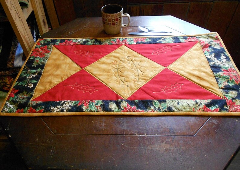 Christmas/Holiday/Winter Elegant Poinsettia Table Runner 16 x 31 metallic gold swirl/black with gold dots back/quilted holly leaves R62 immagine 1