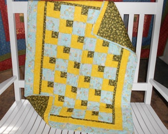 Bedtime Teddy Bears on Stars Baby/Toddler Quilt 33" x 45" (green star backing with yellow strips top and bottom)