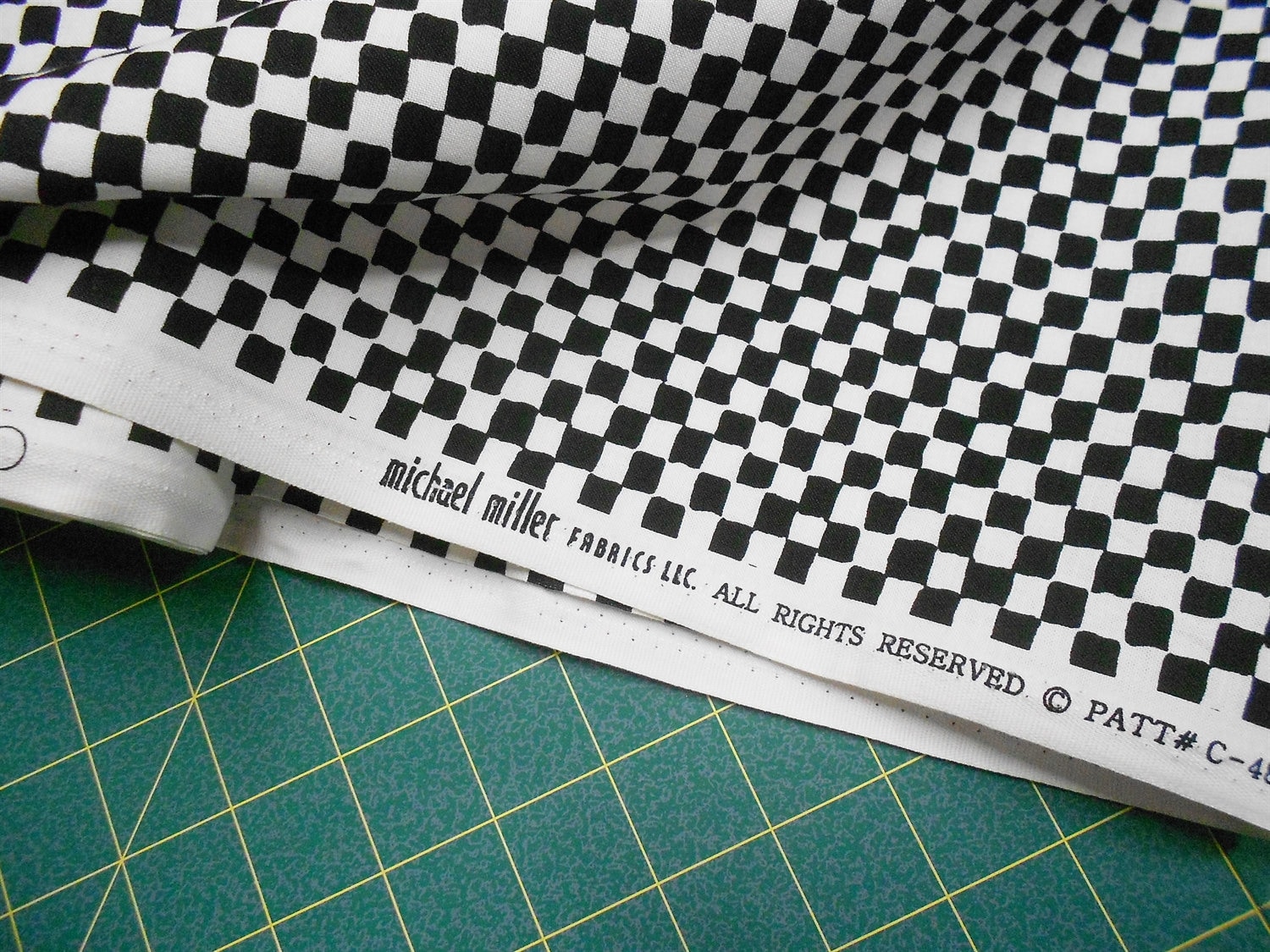 Black & White Wavy Checkerboard Scissors