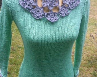 Pull en maille (vert) avec empiècement fleur au crochet (gris), taille. 36-38, S, Royaume-Uni 10-12, États-Unis 8-10