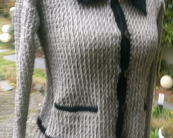 Kurz-Jacke gehäkelt, silber-grau mit schwarzen Blenden, Bolero, Kurzjacke, Cardigan, Jacke, Handarbeit, Gr. 34-36,XS, UK 8-10, US 6-8