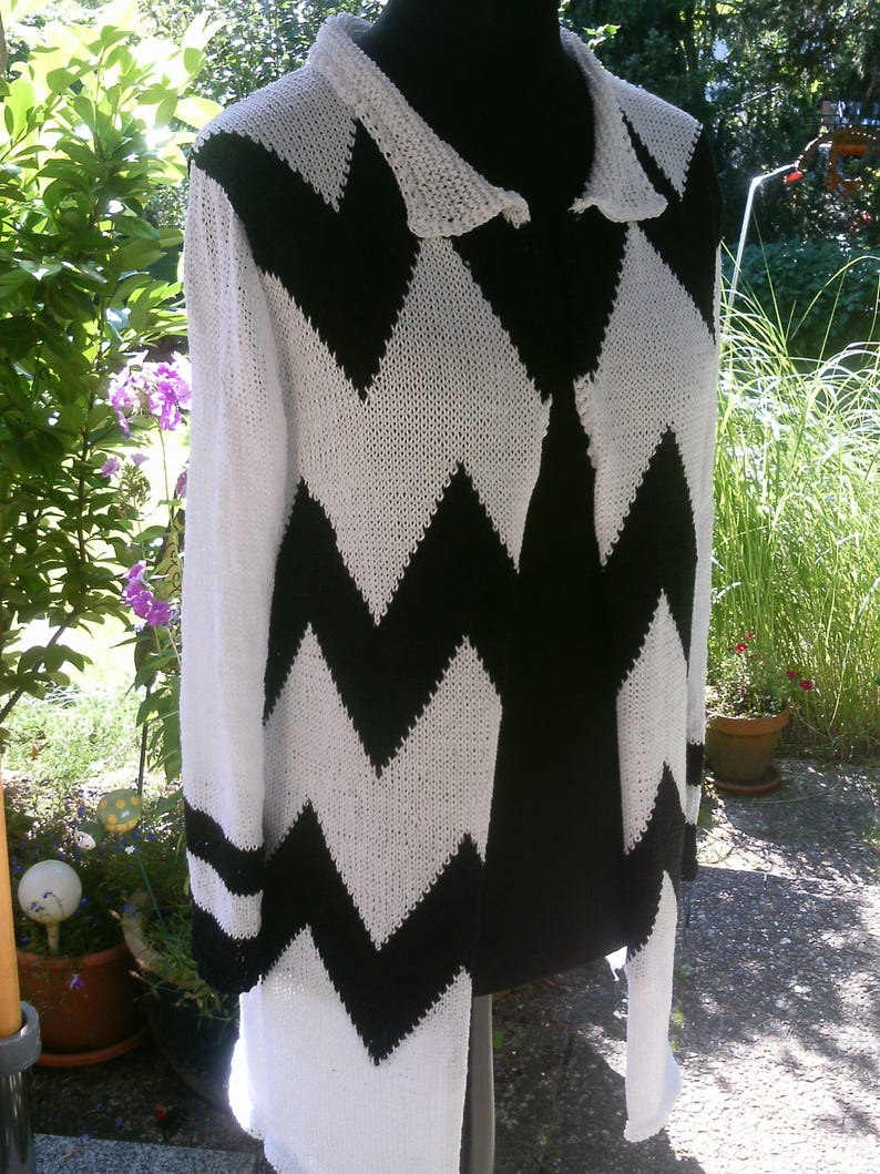 size 40-42 white-black US 12-14 Knit coat with jagged pattern UK 14-16 M