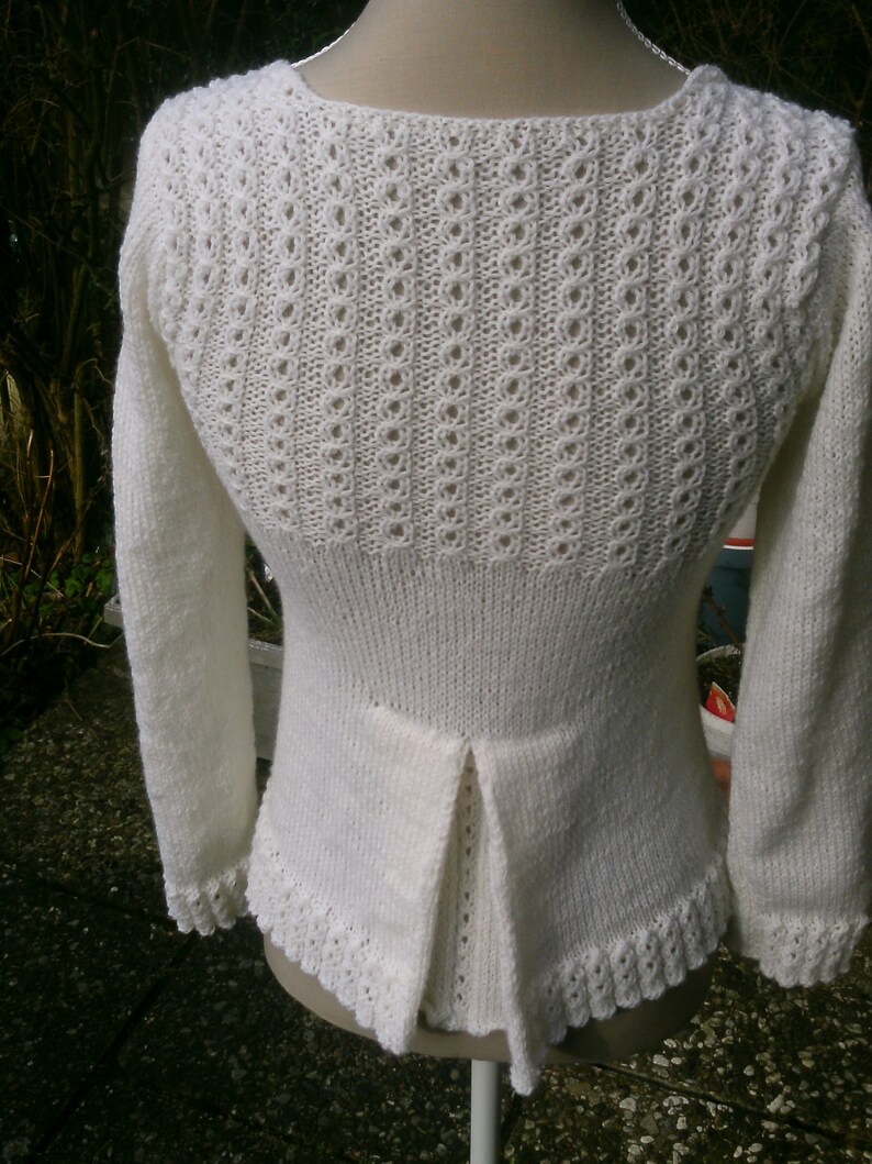 Knit cardigan Size xs UK 8-10 US 6-6 with 1 pleats 4 buttons white