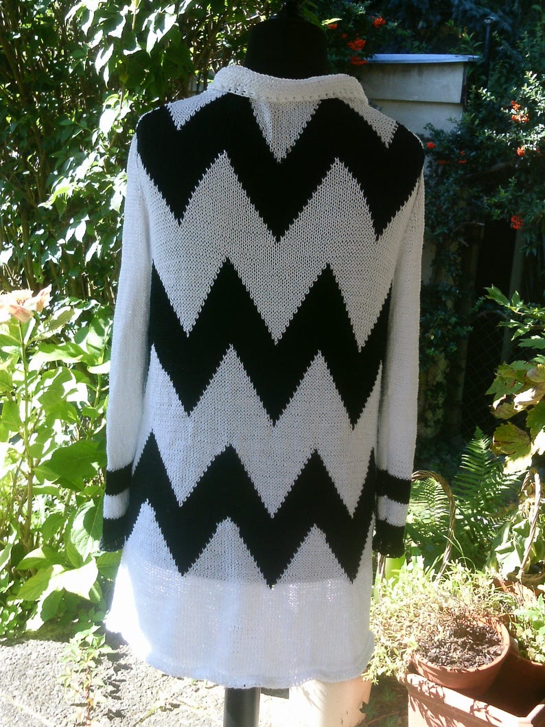 size 40-42 white-black US 12-14 Knit coat with jagged pattern UK 14-16 M