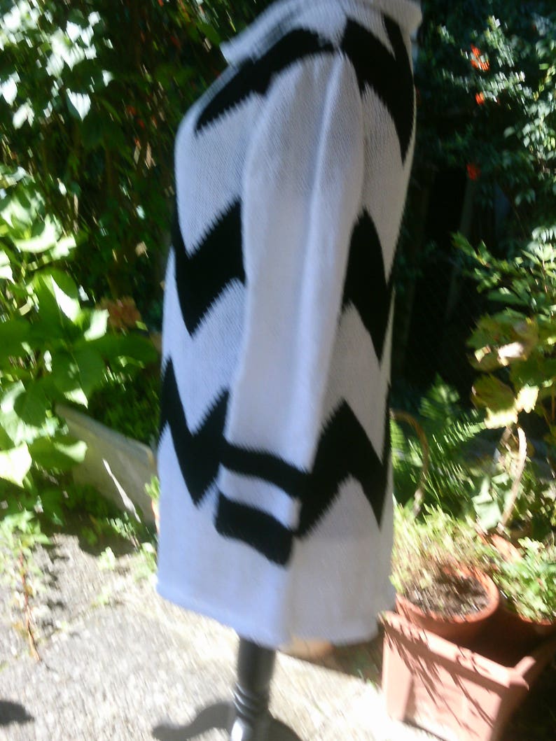 size 40-42 white-black US 12-14 Knit coat with jagged pattern UK 14-16 M