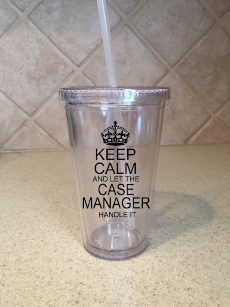 K&ouml;nnte beinhalten: Ein durchsichtiger Plastikbecher mit einem schwarz-wei&szlig;en Design, auf dem "Keep Calm and Let the Case Manager Handle It" steht.