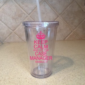 K&ouml;nnte beinhalten: Klarer Plastikbecher mit einem rosafarbenen Design, auf dem "Keep Calm and Let the Case Manager Handle It" steht.