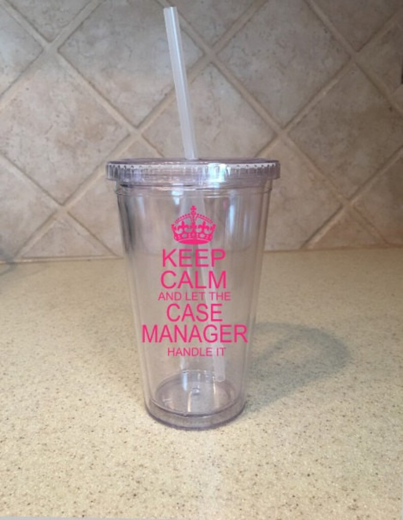 K&ouml;nnte beinhalten: Klarer Plastikbecher mit einem rosafarbenen Design, auf dem "Keep Calm and Let the Case Manager Handle It" steht.