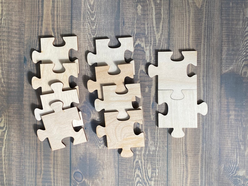 Peut inclure: Un ensemble de pi&egrave;ces de puzzle en bois sur un fond en bois brun. Les pi&egrave;ces sont toutes de la m&ecirc;me taille et de la m&ecirc;me forme, et elles sont dispos&eacute;es de mani&egrave;re al&eacute;atoire. Certaines pi&egrave;ces manquent, cr&eacute;ant un sentiment d'incompl&eacute;tude.