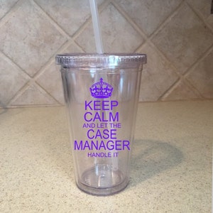 K&ouml;nnte beinhalten: Ein durchsichtiger Plastikbecher mit einer lila Krone und dem Text "Keep Calm and Let the Case Manager Handle It".