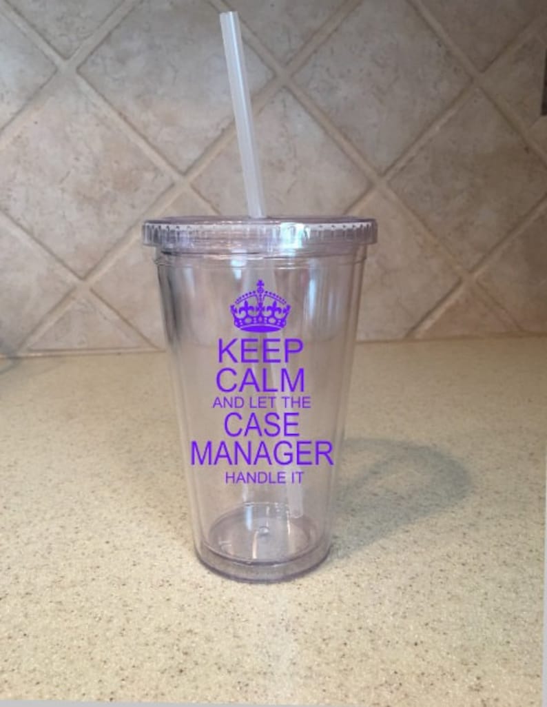 K&ouml;nnte beinhalten: Ein durchsichtiger Plastikbecher mit einer lila Krone und dem Text "Keep Calm and Let the Case Manager Handle It".