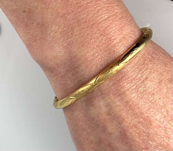 18k engraved bangle - image 2