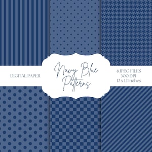 Könnte beinhalten: Eine Sammlung von sechs digitalen Papiermustern in Marineblau. Die Muster umfassen vertikale Streifen, Punkte, Hahnentrittmuster, diagonale Streifen und ein Schachbrettmuster. Der Text "Navy Blue Patterns" wird in einer weißen dekorativen Form angezeigt. Der Text "DIGITAL PAPER" und "6 JPEG FILES 300 DPI 30.5 x 30.5 cm" ist ebenfalls vorhanden.