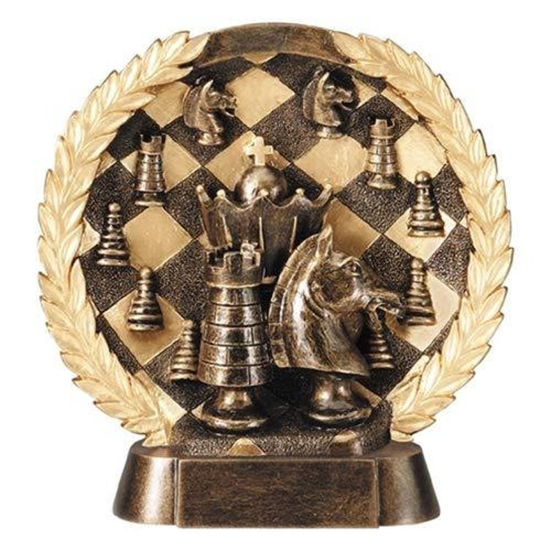 Статуэтка награда. Конкурс искусств награды. Приз художнику акрил. Наградная продукция из дерева. Искусство награды.