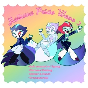 Op de afbeelding: Illustratie van drie stripfiguren met de tekst "Helluva Pride Wave 3". De personages zijn in tinten blauw, paars en rood en houden hartvormige objecten vast. De afbeelding bevat de tekst "Soft enamel w/ Epoxy", "Chrome Plating", "Glitter & Pearl" en "Transparent".