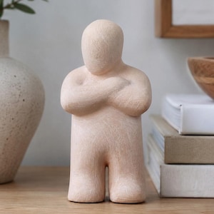 FÖRBJUDELSE - Uttrycksfull keramisk figur för sandlek och rådgivning