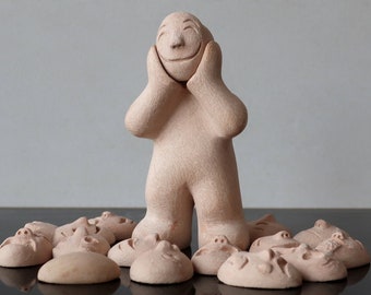 Keramische sculptuur "Persoon met maskers" voor psychotherapie en zandspel, zandbak en therapie, hulpmiddel voor speltherapie