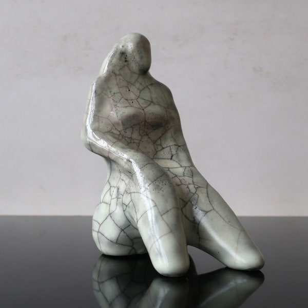 Femme assise, Sculpture en céramique, Raku, art céramique contemporain