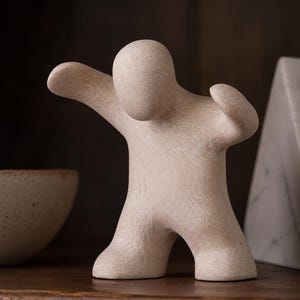 PERSECUTOR – Ekspresyjna figurka ceramiczna do zabawy w piaskownicy i doradztwa