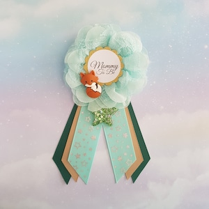 Mommy To Be Pin, Wald Baby-Dusche-Pin, Baby Sprinkle Button, Mom To Be Corsage, Safari-Baby-Dusche-Button, Grüne und Beige Mom To Be Pin
