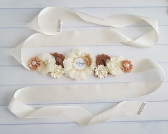 Szarfa na ciążowy baby shower w kolorze kości słoniowej i beżowym, szarfa na baby shower w stylu rustykalnym, szarfa ciążowa w kolorze kości słoniowej, szarfa na ciążowy brzuch z informacją o płci dziecka, szarfa na kwiaty dla przyszłej mamy