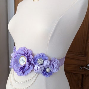 Cinturón de maternidad morado para futura mamá embarazada, banda para el vientre para mamá embarazada, accesorio para fotografía de maternidad, faja de flores para baby shower para futura mamá