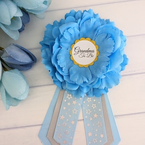 La abuela del baby shower azul será cinta, la abuela del baby shower será alfiler, la abuela del baby shower será corsage, la cinta de flores azules