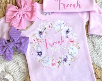 Completo tutina personalizzato per bambina, con nome e fiori, ideale come regalo per baby shower.