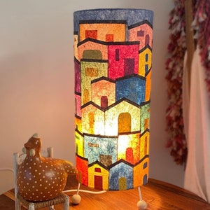 Lampade Blue Sky Little Village 15 x 40 cm, Lampada da tavolo/Luminaria in carta di banana, Carta di banana fatta a mano, Natura+Arte+Texture+Colore
