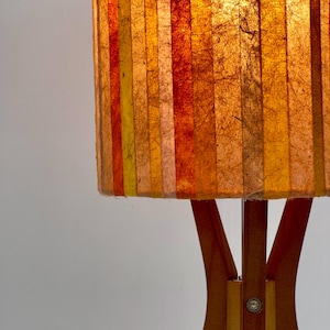 Paralume in carta di banana fatto a mano nei toni caldi dell'ARANCIONE, design di illuminazione sostenibile, pezzi unici di qualità realizzati artigianalmente