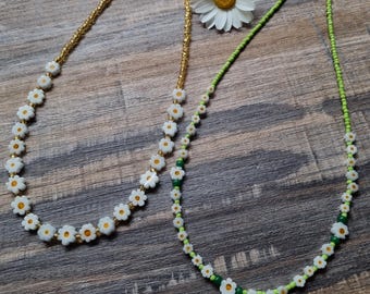Daisy necklace, Daisy necklace made with glass daisy beads and glass seed beads