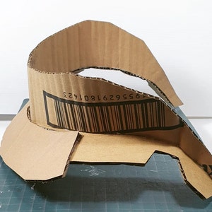 May include: A brown cardboard hat with a barcode that reads "6956291680122".