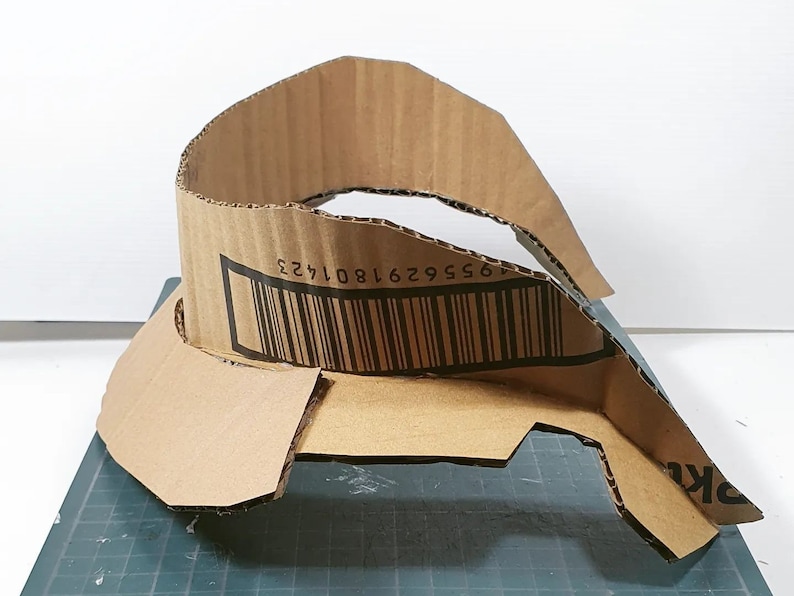 May include: A brown cardboard hat with a barcode that reads "6956291680122".