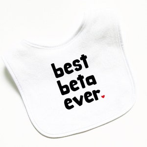 Beste Beta überhaupt Baby Lätzchen, personalisierte benutzerdefinierte Lätzchen, junge Mädchen, Snack Zeit essen, Zähne, Baby-Dusche-Geschenk, niedlich lustig, Baby-Kleidung, Desi