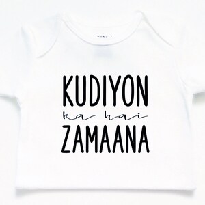 Può includere: Un body bianco per neonato con testo nero che dice "KUDIYON ka hai ZAMAANA".