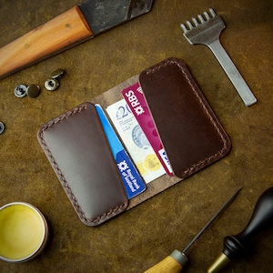 Personalisierter doppelseitiger Kartenhalter aus Leder - Kostenlose Personalisierung - Klappportemonnaie - Personalisiertes Geschenk zum 3. Jahrestag