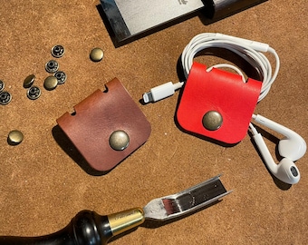 Personalisierter Kabel-Organizer aus Leder: Handgestempelter Kabelhalter