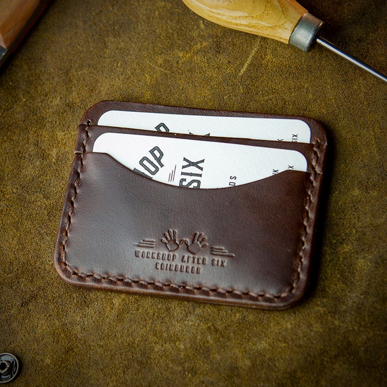 Cartera slim de cuero hecha a mano personalizada - Personalización GRATUITA - Billetera minimalista - Regalo de aniversario personalizado cosido a mano para él Marrón