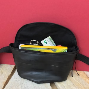 HipBag, Hüfttasche, Festivaltasche aus Upcycling-Fahrradschlauch mit rückwärtigem Reißverschlussfach