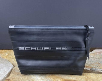 Gürteltasche aus Upcycling-Fahrradschlauch mit Karabinerhaken für Gürtelschlaufen