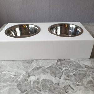 Handgemaakte sprankelend witte Corian Solid Surface voerstation voor huisdieren - verhoogde standaard verhoogd met stalen kommen van 18 cm - kan worden gepersonaliseerd