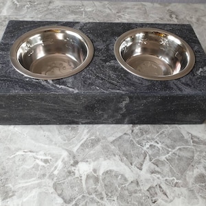 Handgemaakt Corian®-voerstation voor huisdieren - verhoogde standaard met roestvrijstalen kommen van 18 cm - gepersonaliseerd - perfect cadeau - Cosmos Prima