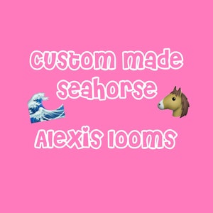 Puede incluir: Caballito de mar hecho a medida con una ola y el texto "Alexis looms" sobre un fondo rosa.