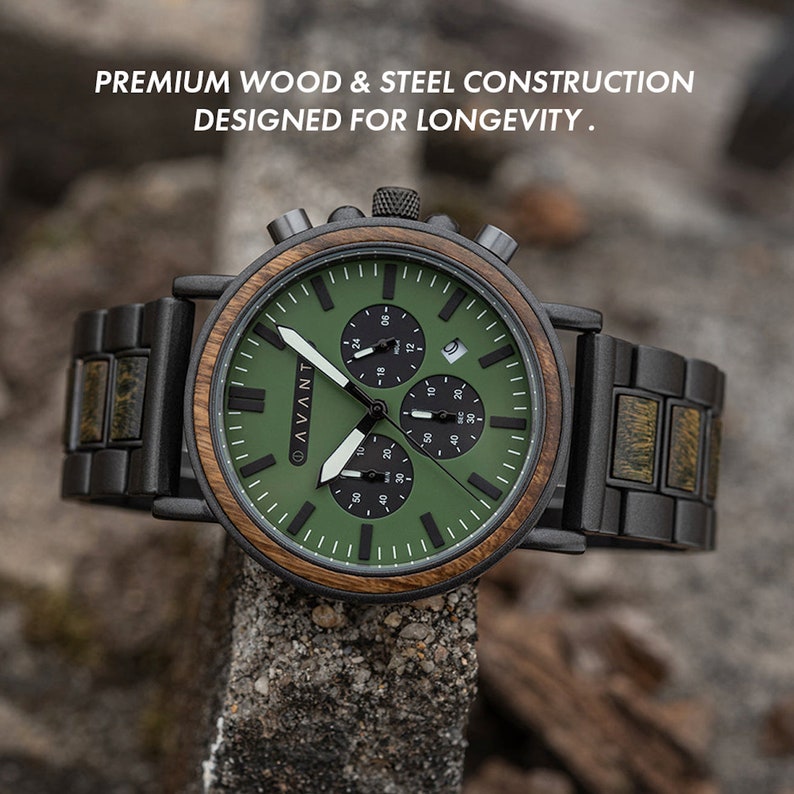 Graverad träklocka; Explorer S - 44 mm (grönt sandelträ och svart stål), herr, personlig present, presentset till marskalk, handgjord av Avant bild 3