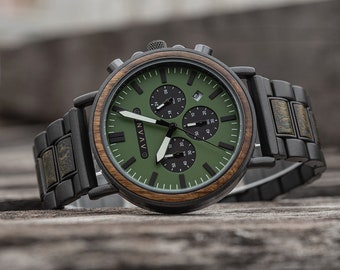 reloj de madera grabada; Explorer S - 44 mm (sándalo verde y acero negro), para hombre, regalo personalizado, set de regalo para padrinos de boda, hecho a mano por Avant