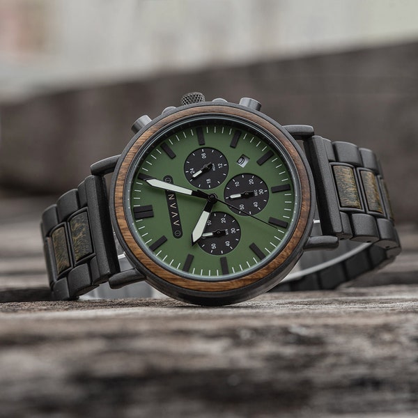 Montre en bois gravé ; Explorer S - 44 mm (bois de santal vert et acier noir), homme, cadeau personnalisé, coffret cadeau pour garçons d'honneur, fabriqué à la main par Avant