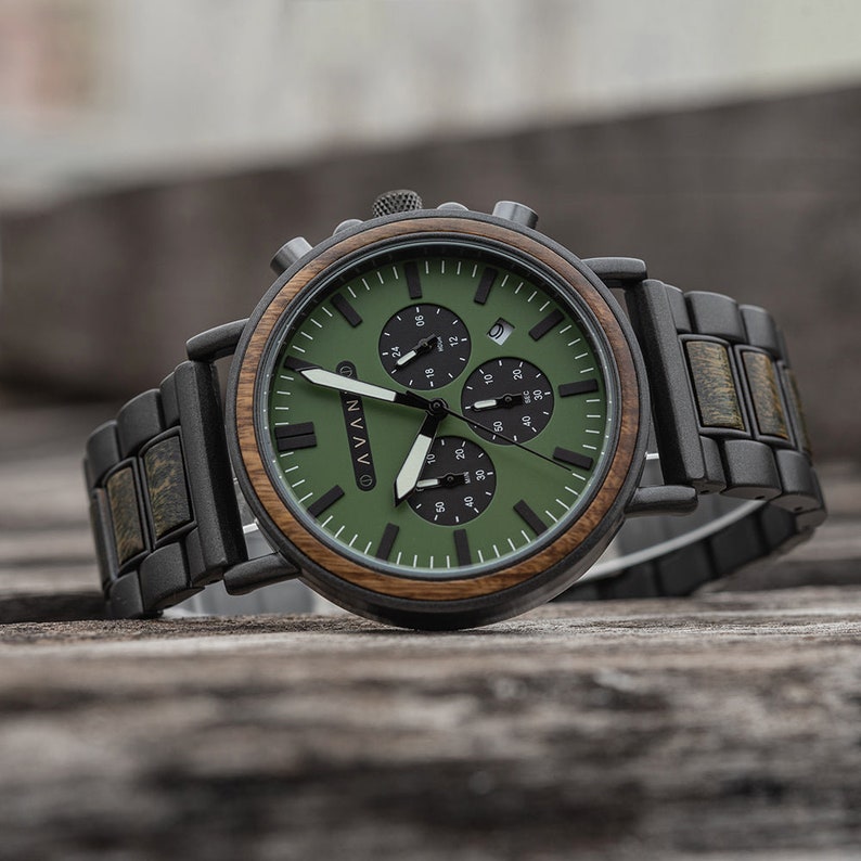 Graverad träklocka; Explorer S - 44 mm (grönt sandelträ och svart stål), herr, personlig present, presentset till marskalk, handgjord av Avant bild 1