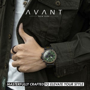 Graverad träklocka; Explorer S - 44 mm (grönt sandelträ och svart stål), herr, personlig present, presentset till marskalk, handgjord av Avant bild 6